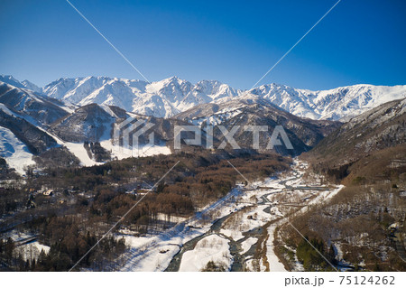 松川からみた白馬三山の雄大な眺め 長野県白馬村(ドローンによる空撮) 松川からみた白馬三山の雄大な眺め 長野県白馬村(ドローンによる空撮) 75124262