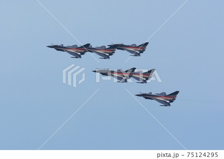 中国空軍J-10八一飛行表演隊デルタ隊形 75124295
