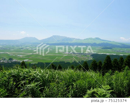 阿蘇のカルデラと阿蘇市（熊本県） 75125374