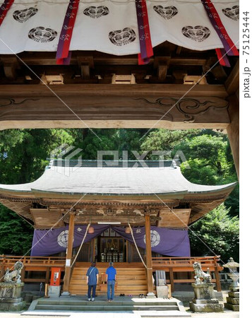 小国両神社と参拝者　（熊本県小国町） 75125444