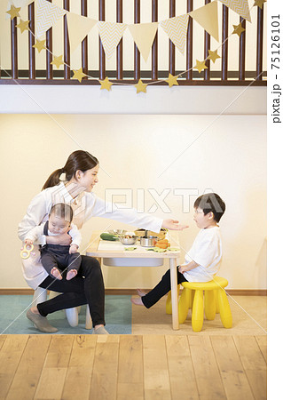 子供達と遊ぶ保育士の女性 子供達と遊ぶ保育士の女性 75126101