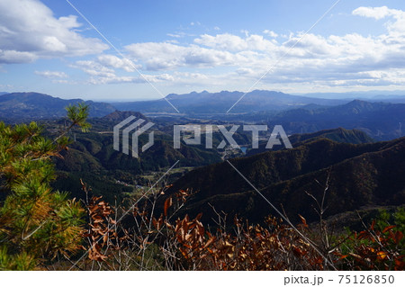 群馬県中之条町 秋の石尊山登山 石尊山頂より南にある榛名山方面 群馬県中之条町 秋の石尊山登山 石尊山頂より南にある榛名山方面 75126850