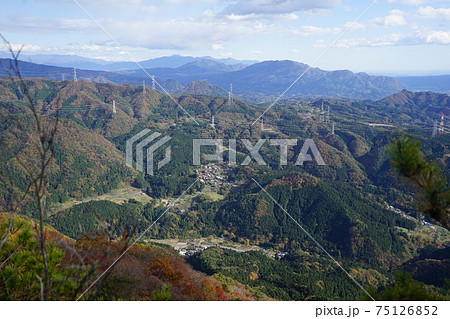 群馬県中之条町　秋の石尊山登山　石尊山頂より東方面　子持山が見える 75126852