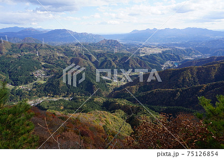 群馬県中之条町　秋の石尊山登山　石尊山頂より南方面　蓑原や嵩山が見える 75126854