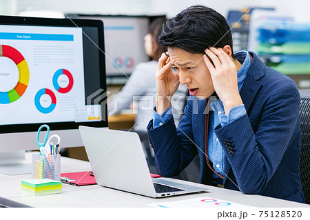 困る中年ビジネスマン オフィス 困る中年ビジネスマン オフィス 75128520