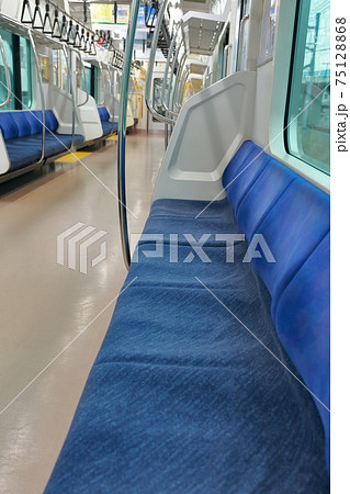 電車の車内　イメージ 75128868