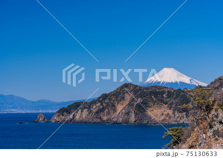 【静岡県】西伊豆の黄金崎から望む富士山 【静岡県】西伊豆の黄金崎から望む富士山 75130633