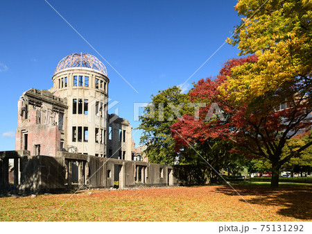 秋の広島平和記念公園の原爆ドーム 75131292