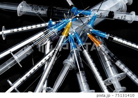 たくさんの注射器　注射器　シリンジ 75131410