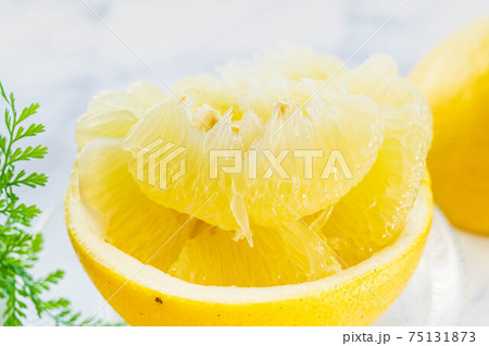 皮をむいた文旦 75131873