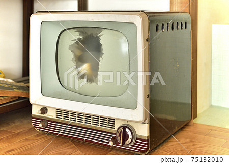 壊れたブラウン管テレビの写真素材 [75132010] - PIXTA