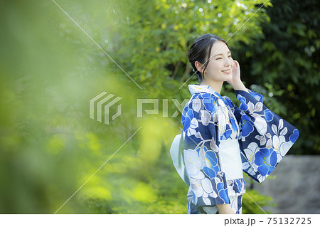 浴衣の女性　 75132725