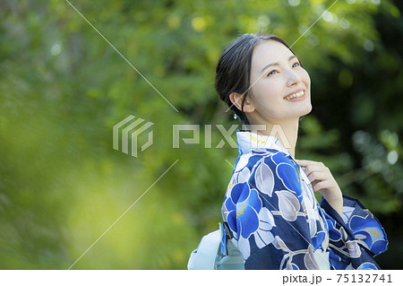 浴衣の女性 浴衣の女性 75132741