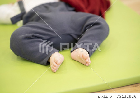 眠る赤ちゃん 眠る赤ちゃん 75132926