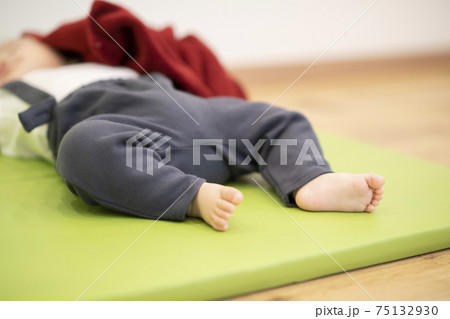眠る赤ちゃん 眠る赤ちゃん 75132930