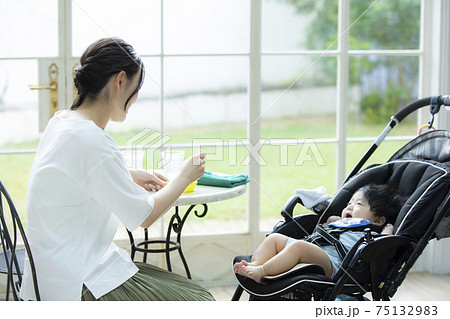 カフェの家族 75132983
