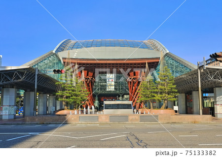 【石川県】晴天下の金沢駅東口 75133382