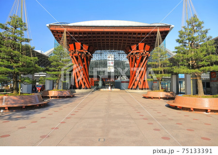 【石川県】晴天下の金沢駅東口 75133391
