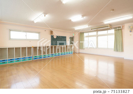 ロッカーと黒板がある教室 幼稚園 保育園 イメージ ロッカーと黒板がある教室 幼稚園 保育園 イメージ 75133827