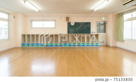 ロッカーと黒板がある教室 幼稚園 保育園 イメージの写真素材