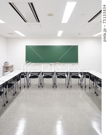 黒板のある部屋　教室　会議室　イメージ 75133834