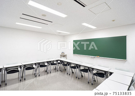 黒板のある部屋　教室　会議室　イメージ 75133835