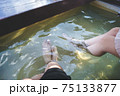岳温泉の足湯につかるカップル 75133877