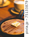 カフェのオシャレなパンケーキ 75133879