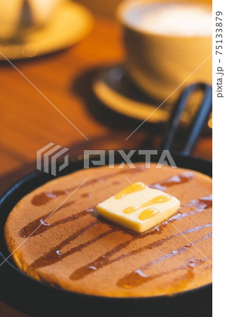 カフェのオシャレなパンケーキ 75133879