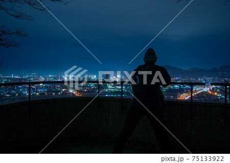 夜景を眺める彼氏 夜景を眺める彼氏 75133922
