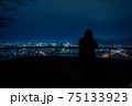 夜景を眺める彼女 75133923