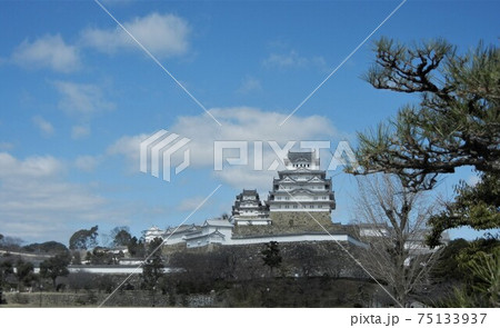 日本初世界文化遺産の姫路城の大天守と乾小天守の遠景 75133937
