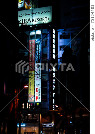 秋葉原 千代田区 午後 夜 深夜 メイド オタク 都心 風景 東京 道路 アニメ 車 電車 電気街の写真素材