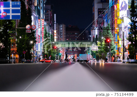 秋葉原 千代田区 午後 夜 深夜 メイド オタク 都心 風景 東京 道路 アニメ 車 電車 電気街の写真素材