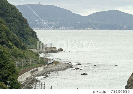 日本海沿いを駆ける函館本線普通列車 75134659