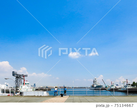 晴れた日に横浜港を散歩 75134667