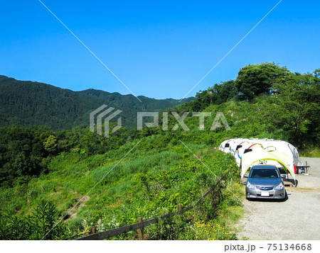 トレーラーハウスでキャンプ 75134668