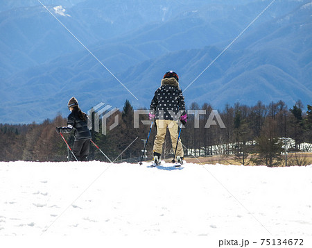 雪山でスキーをする子供たち 雪山でスキーをする子供たち 75134672