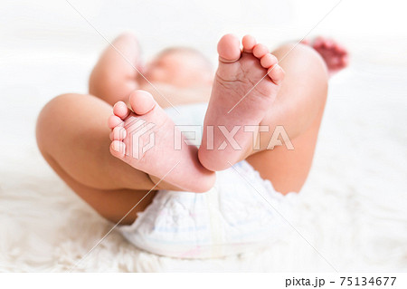 小さくてかわいい赤ちゃんの足の裏の写真素材