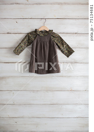 かわいい子供服ブラウスとジャンパースカート 75134681