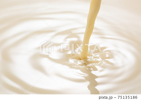 豆乳を注ぐ 豆乳を注ぐ 75135186