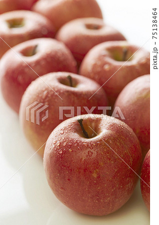 りんご 白背景の写真素材