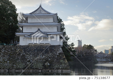雪が載り白さが増した西北隅櫓、戌亥隅櫓（隅櫓　名古屋城 　愛知県 名古屋市） 75138677