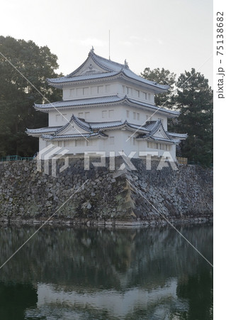 雪が積もった隅櫓（西北隅櫓、名古屋城　愛知県 名古屋市） 75138682