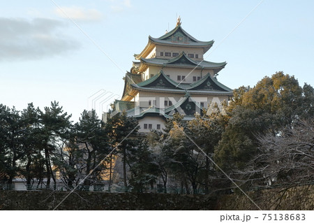 薄っすらと雪が積もったお城（名古屋城　愛知県 名古屋市） 75138683