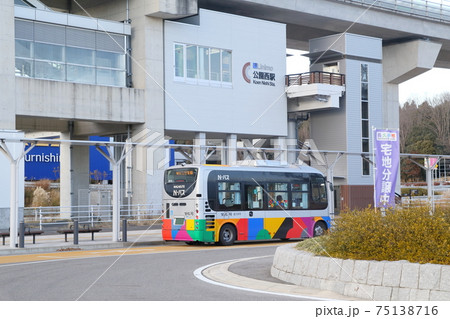 駅前に停車中のコミュニティーバス（N-バス　公園西駅　愛知県 長久手市） 75138716