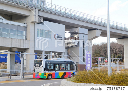 駅前に停車中のコミュニティーバス（N-バス　公園西駅　愛知県 長久手市） 75138717
