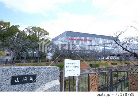 山崎川の橋から見たアリーナ（パロマ瑞穂アリーナ　山崎川四季の道　愛知県 名古屋市） 75138739