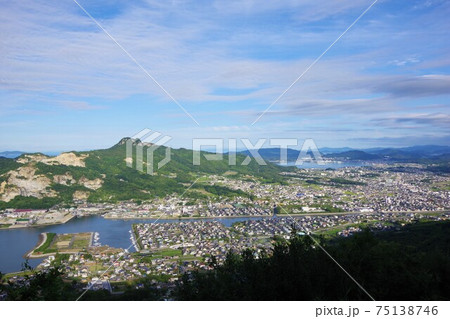 香川県高松市　屋島から五剣山・牟礼町方面を望む 75138746