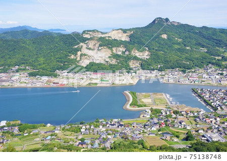 香川県高松市　屋島から五剣山・牟礼町方面を望む 75138748